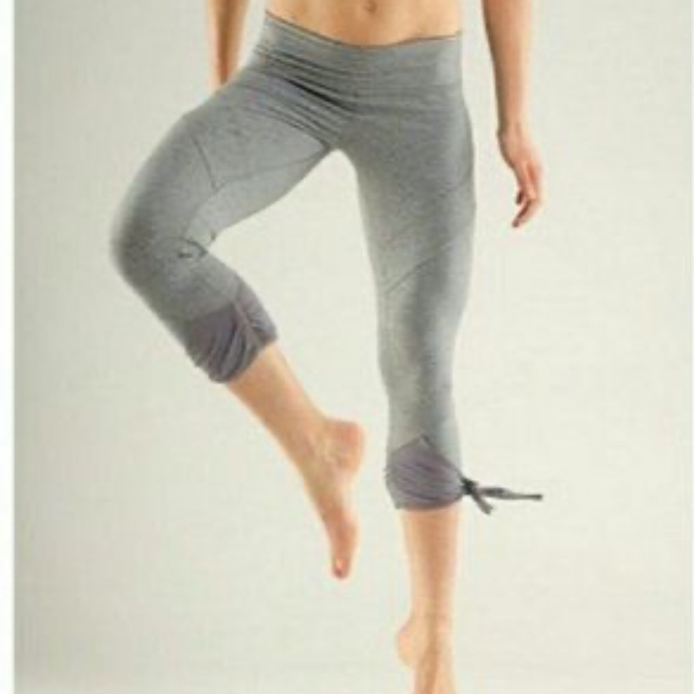 LULULEMON grey Side Tie Salutation Crop leggings